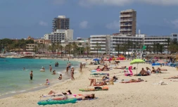 Des touristes prennent le soleil sur la plage de Magaluf à Calvia, sur l'île de Majorque, dans les Baléares, le 28 juin 2021