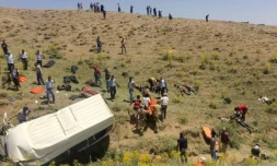 Des secouristes et militaires sur le site de l'accident d'un minibus transportant des migrants Ă Van le 18 juillet 2019