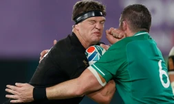 le 2e ligne des All Blacks Scott Barrett face au 3e ligne irlandais Peter O'Mahony en quart de finale du Mondial, le 19 octobre 2019 Ă Tokyo