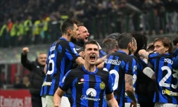 le défenseur français de l'Inter Milan Benjamin Pavard et ses coéquipiers après le deuxième but marqué contre l'AC Milan le 22 avril 2024 à San Siro