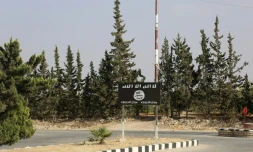 Un drapeau du groupe Etat islamique sur la route qui mĂšne Ă Minbej, dans le nord de la Syrie, le 23 juin 2016