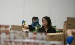 Des bénévoles de la Banque alimentaire de Washington préparent des cartons de nourriture, le 1er avril 2020
