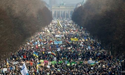 Plus de 100.000 manifestants à Berlin contre l'invasion russe en Ukraine, le 27 février 2022