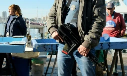 Un policier armé le 22 décembre 2016 sur le Vieux Port à Marseille