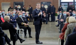 Emmanuel Macron lors d'une réunion avec des responsables locaux dans la ville de Liévin  dans le Nord, le 2 février 2022