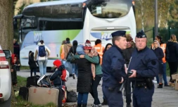 Départ du premier car du camp Jules Ferry jouxtant l'ex-"Jungle" de Calais, avec à bord une trentaine de femmes et enfants, le 3 novembre 2016