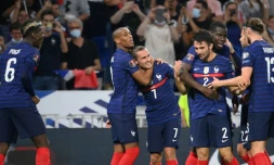 La joie de l'attaquant français Antoine Griezmann, félicité par ses coéquipiers, après son 2e but marqué contre la Finlande, lors des qualifications pour le Mondial-2022 au Qatar, le 7 septembre 2021 au Groupama Stadium à Décines-Charpieu, près de Lyon