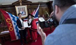 L'Espagnole Almudena Lara pose avec son certificat de citoyenneté britannique après une cérémonie d'allégeance à la reine Elizabeth II, le 5 février 2018 la cérémonie d'Islington, dans le nord de Londres