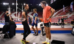 Renaud Lavillenie et Armand Duplantis avant le concours de perche à Rouen le 6 février 2021 