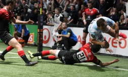 Le centre du Racing 92 Olivier Klemenczak (d) marque un essai contre Toulouse, le 16 février 2020 à Nanterre 