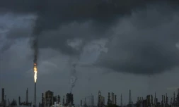 Les fumées et flammes d'une usine pétrochimique la nuit, le 21 aout 2019 (Photo Archives)
