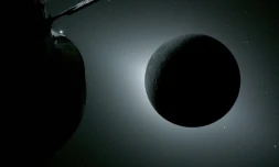 Photo diffusée par la Nasa le 7 avril 2026 montrant le vaisseau spatial Orion (g) et la Lune rétroéclairée par le Soleil lors d'une éclipse solaire, le 6 avril 2026