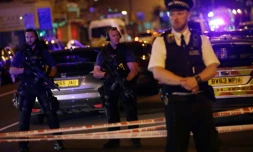 La police déployée dans une rue au nord de Londres le 19 juin 2017 après qu'une voiture a fauché des piétons