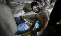 Les secouristes recherchent d'éventuelles victimes dans un bâtiment effondré à la suite des deux séismes, à Caraballeda, dans l'Etat de La Guaira, le 27 juin 2026