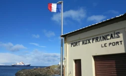 Photo prise le 7 septembre 2012 montrant une partie de la station technique et scientifique Port aux Francais sur les îles Kerguelen