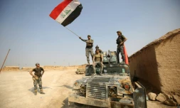 Les forces irakiennes à l'entrée du village d'al-Khuwayn, au sud de Mossoul, le 23 octobre 2016