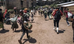 Des habitants de Bambo, dans le nord Kivu, en République démocratique du Congo (RDC), fuient devant une attaque des rebelles du M23, le 26 octobre 2023