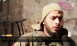 Capture d'écran d'une vidéo téléchargée en février 2015 par le centre de médias Al-Hayat montrant le jihadiste français Salim Benghalem