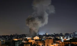 Un panache de fumée aprÚs une frappe israélienne à Gaza le 15 mai 2021