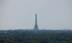 Vue de Paris et de la Tour Eiffel dans une bryle de pollution, le 26 juin 2024