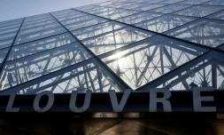 L'entrée du musée du Louvre et la pyramide, oeuvre de l'architecte Ieoh Ming Pei, le 24 juin 2020