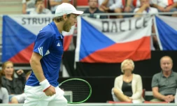 La Français Lucas Pouille face au Tchèque Jiri Vesely en Coupe Davis, le 15 juillet 2016 à Trinec