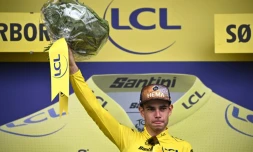 Le coureur belge de l'équipe Jumbo-Visma, Wout Van Aert, avec le maillot jaune du leader du classement général sur le podium aprÚs la 3e étape du Tour de France 2022, 182 km entre Vejle et Sonderborg au Danemark, le 3 juillet 2022