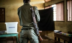 Un policier gabonais dans un bureau de vote à Libreville, le 27 août 2016