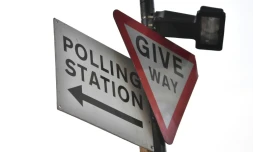 Un panneau indiquant la direction d'un bureau de vote, le 3 mai 2018 Ă Londres