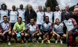 Aimé Jacquet (deuxième rang en noir) pose avec d'anciens joueurs de Saint-Etienne pour un match de gala avec des joueurs de l'ex équipe de France victorieuse en 1998, le 10 mai 2018, à Sail-sous-Couzan, son village natal, à l'occasion des 20 ans de la Coupe du Monde remportée par la France