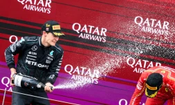 Le pilote Mercedes George Russell savoure sa victoire en GP d'Autriche sur le Red Bull Ring de Spielberg, le 30 juin 2024