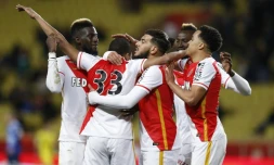 Les joueurs de Monaco se congratulent aprÚs un but de Kylian Mbappé face à Troyes, le 20 février 2016 à Louis-II