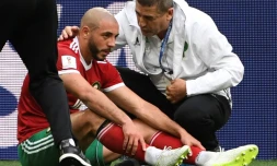 L'attaquant marocain Noureddine Amrabat reçoit des soins lors du match face à l'Iran, à Saint-Pétersbourg, le 15 juin 2018