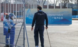 Un athlÚte concourant sous banniÚre neutre quitte le village Paralympique aprÚs la décision du Comité international Paralympique d'exclure les athlÚtes russes et bélarusses des Jeux de Pékin la veille de la cérémonie d'ouverture le 3 mars 2022