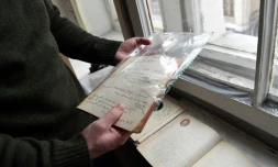 Un historien russe montre des pages d'un journal intime de l'époque stalinienne à Moscou, le 27 février 2017