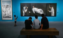 Des visiteurs parcourent l'exposition ?L'union fait la force" sur le combat contre le Covid-19 qui présente notamment un tableau de l'artiste Pang Maokun, au musée national de Chine à Pékin le 5 août 2020