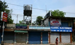 Des échoppes fermées pendant un confinement, le 9 mai 2021 à Siliguri, en Inde