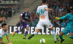 Florian Thauvin marque le premier but pour l'Olympique de Marseille face au gardien toulousain Alban Lafont, le 24 septembre 2017 au Vélodrome