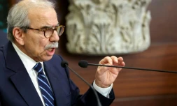 Image fournie par la présidence libanaise du Premier ministre libanais Nawaf Salam devant la presse à Baabda, près de Beyrouth, le 5 août 2025