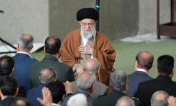 Photo fournie par le bureau du guide suprême iranien, l'ayatollah Ali Khamenei, le montrant à son arrivée pour diriger la prière matinale de l'Aïd al-Fitr à la Grande mosquée Mosalla de Téhéran, le 31 mars 2025