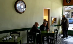 Des habitants dans un café du village grec de Kastanies, à la frontière avec la Turquie, le 7 mars 2020