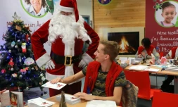 Le "secrétariat du Père Noël"  met les bouchées doubles pour répondre à un million de lettres le 18 décembre 2015 à Libourne