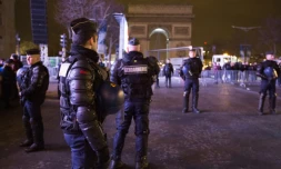 Des policiers déployés sur les Champs Elysées le 31 décembre 2015 à Paris