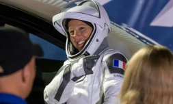 L'astronaute française Sophie Adenot pointe le drapeau français sur sa combinaison à Cape Canaveral en Floride, le 13 février 2026