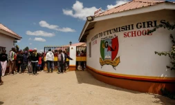 Des parents et tuteurs devant l'école pour filles Utumishi où est survenu un incendie meurtrier, le 28 mai 2026 à Gilgil, au Kenya