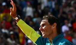 Le joueur de tennis Rafael Nadal salue le public lors du tournoi de Roland-Garros à Paris le 5 juin 2022