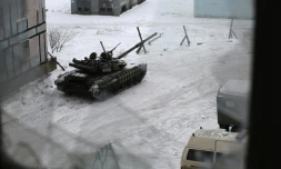 Un char des forces ukrainiennes dans une rue d'Avdiïvka, le 2 février 2017, au nord de Donetsk
