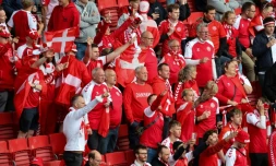 Les supporters danois chantent en soutien à Christian Eriksen après son malaise cardiaque lors du match de l'Euro Danemark-Finlande le 12 juin 2021 à Copenhague