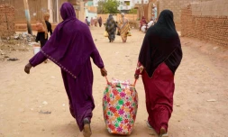 Des habitantes d'Omdourman, dans la banlieue de Khartoum, quittent la ville le 29 mai 2023