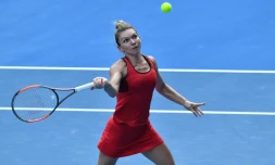 La Roumaine Simona Halep, N.1 mondiale, face à l'Allemande Angelique Kerber en demi-finales de l'Open d'Australie, le 25 janvier 2018 à Melbourne 